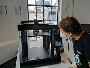 Eine Teilnehmerin begutachtet den 3D-Drucker des Betriebs. © Luisa Stuhrmann