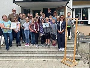 Schüler*innen und Lehrkräfte der Grundschule Hahnbach präsentieren stolz ihre Rezertifizierung (© Maria Lösch-Ringer)