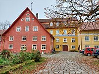 Die Fassade der Werkstatt in Rot- und Gelbtönen