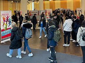 Schüler*innen beim SCHULEWIRTSCHAFT Parcours von SCHULEWIRTSCHAFT Bayern auf der Messe Berufsbildung 2022 in Nürnberg