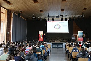 Blick in den Saal mit vielen Jugendlichen