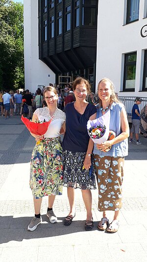 Schulleiterin Monika Seidel (Mitte) mit den beiden Lehrkräften Nadine Rudigkeit und Bettina Kehl, die für das Projekt zuständig waren (© Doreen Dambacher).  