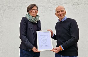 Norbert Sporer überreicht Lisa Distler ihre Berufungsurkunde