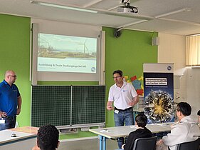 Klassenzimmer Vortrag Klassenzimmer mit Präsentator vorne