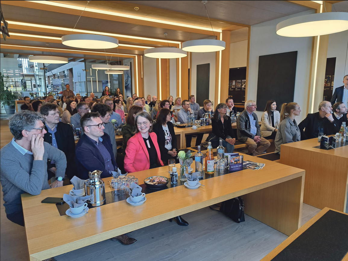 Das Publikum des Netzwerks Schule-Wirtschaft Tirschenreuth lauschte im IGZ-Betriebsrestaurant in Falkenberg Michael Wachsmann (vorne rechts) und Katharina Zrenner (vorne links). (copy rights@Philipp Lippert)
