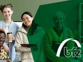 grünes Logo des bfz mit Jugendlichen im Hintergrund
