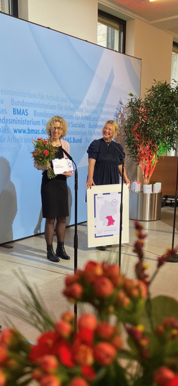 Pia Schwarz, stv. Geschäftsführerin von SCHULEWIRTSCHAFT Bayern (rechts) und Christina Schned, Koordinatorin des Projekts "Virtual Work Experience" (links)