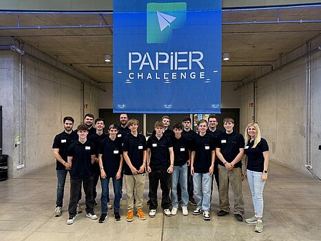 Gruppenbild Gruppenbild vor einem großen Banner mit Aufschrift: Papier Challenge