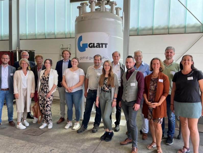 Gruppenbild des Netzwerkes beim Besuch der Firma Glatt Maschinenbau in Abensberg