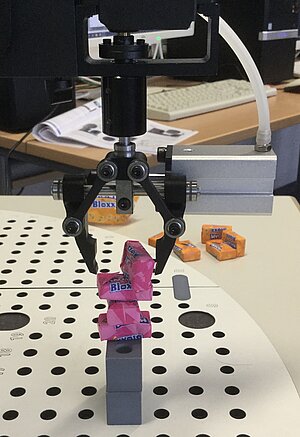 Im Team mit Robotern arbeiten und experimentieren: mit Roboter DOBOT (© bbw)