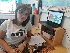 Teilnehmerin Svenja folgt von ihren Schreibtisch aus den Arbeitsschritten zum virtuellen Bau eines EV3-Roboters © Pia Brinninger