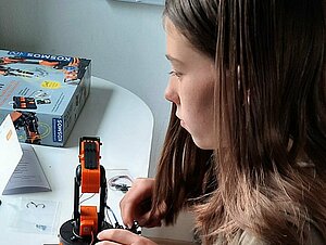 Für den Bau eines Roboterarms müssen sich die Mädchen gut konzentrieren.(© Maria Simon)