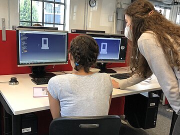 Die Auszubildenden unterstützen die Teilnehmerinnen bei ihren Aufgaben. © Luisa Stuhrmann