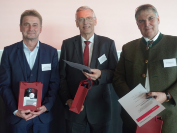Die geehrten ehemaligen Vorstände Alfons Maierthaler (Mitte) und Wolfgang Forster (rechts) mit Walter Berndt (link), ehemaligen Geschäftsführer (©SCHULEWIRTSCHAFT Bayern)