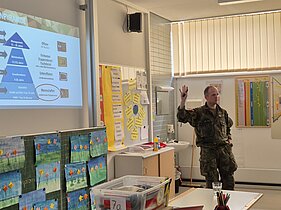 Vortrag Bundeswehr Vortrag der Bundeswehr im Klassenzimmer mit Präsentation an der Wand