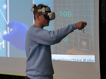 Ein Schüler testet Virtual Reality (©sprungbrettbayern)