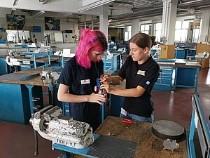 Die jungen Frauen erhielten einen spannenden Einblick in den Berufsalltag einer Industriemechanikerin (© Hannes Löken) 